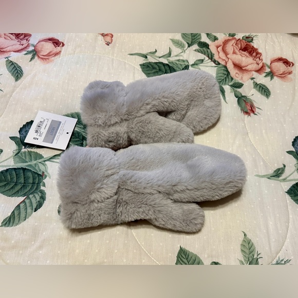 Mixit Faux Fur Mittens - Gauntlet Grey
One Size Fits All - Picture 4 of 4